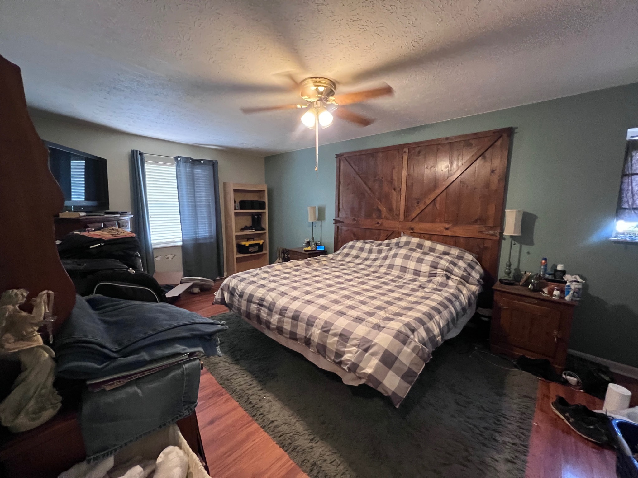 Bedroom before remodeling